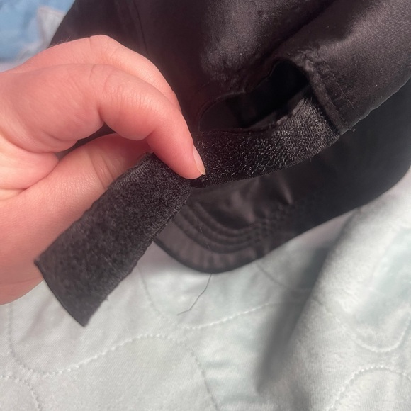 Black cap for women, reversible sequin heart. velcro closure. One size. - Picture 5 of 5